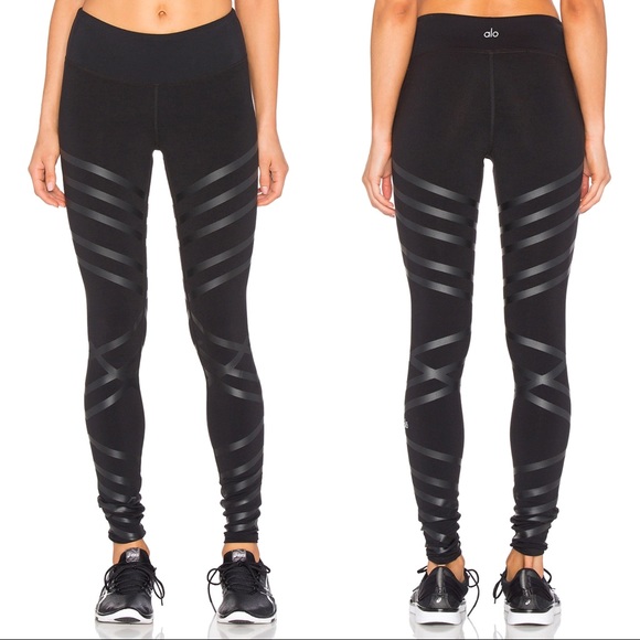 ALO YOGA Airbrush Lineal Diagonal Stripe Leggings in Black - Picture 3 of 12